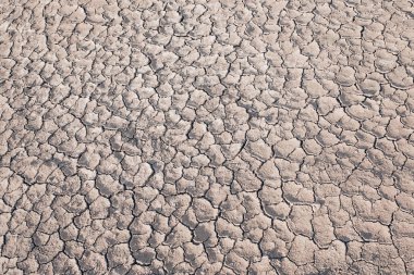 Kuru ve çatlak çöl. Gezegendeki küresel su sıkıntısı. Küresel ısınma ve sera etkisi kavramı