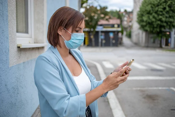 Donna Con Maschera Blu Utilizzando Telefono Foto Scorta All Aperto — Foto Stock