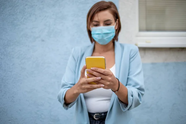 Donna Con Maschera Blu Utilizzando Telefono Foto Scorta All Aperto — Foto Stock