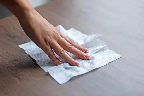 Limpeza Mão Mulher Superfície Mesa Escritório Casa Com Toalhetes Molhados — Fotografia de Stock