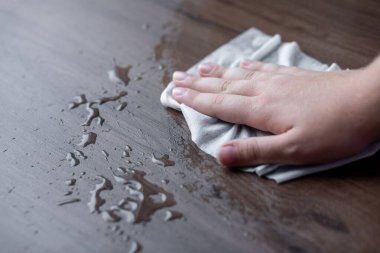 Kadın el temizliği sıvı su damlaları mendil ya da mendille düşer.