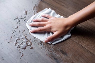 Kadın eli temizdir. Sıvı su damlalarını mendille ya da mendille temizler.