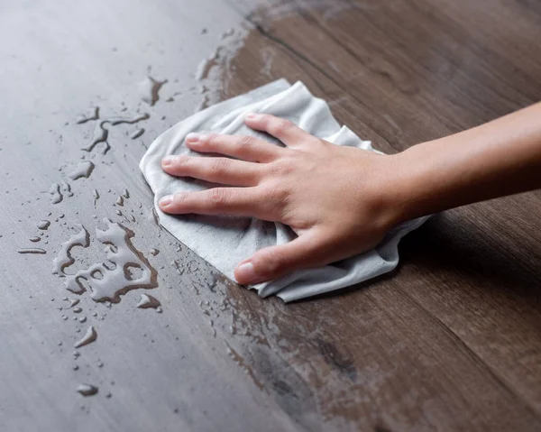 Kadın el temizliği sıvı su damlaları mendil ya da mendille düşer.