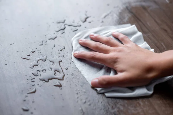 Mulher Mão Limpa Limpeza Gotas Água Líquida Com Toalhete Tecidos — Fotografia de Stock