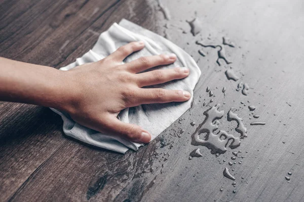 Mulher Mão Limpa Limpeza Gotas Água Líquida Com Toalhete Tecidos — Fotografia de Stock