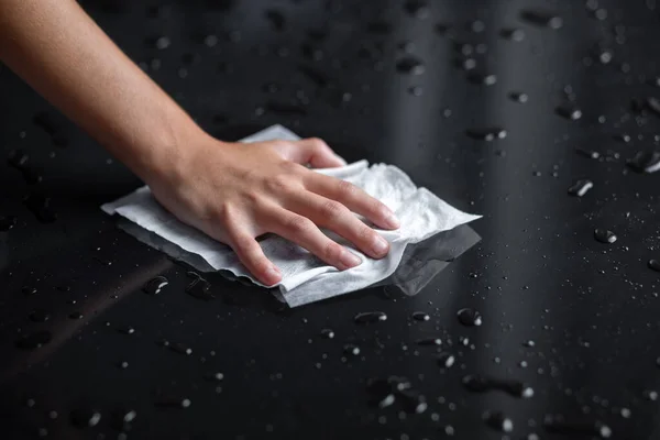 Mulher Mão Limpa Limpeza Gotas Água Líquida Com Toalhete Tecidos — Fotografia de Stock