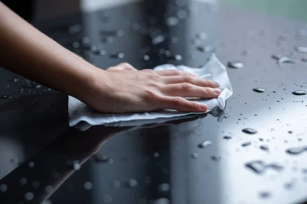 Mulher Mão Limpa Limpeza Gotas Água Líquida Com Tecidos Limpar — Fotografia de Stock