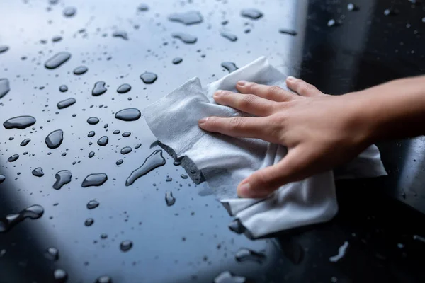 Mulher Mão Limpa Limpeza Gotas Água Líquida Com Tecidos Limpar — Fotografia de Stock