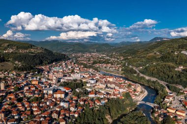Bijelo Polje 'nin Kuzey Karadağ' daki Lim Nehri üzerindeki Drone Manzarası, Towm Citi Belediyesi