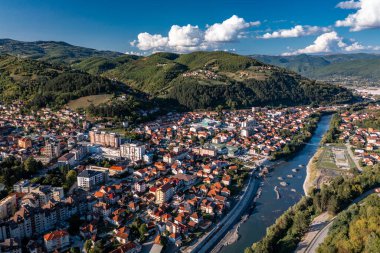 Bijelo Polje 'nin Kuzey Karadağ' daki Lim Nehri üzerindeki Drone Manzarası, Towm Citi Belediyesi