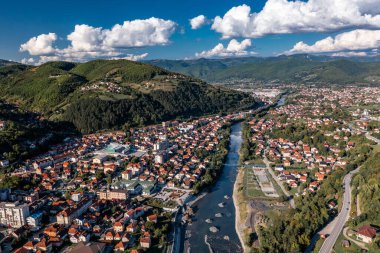 Bijelo Polje 'nin Kuzey Karadağ' daki Lim Nehri üzerindeki Drone Manzarası, Towm Citi Belediyesi