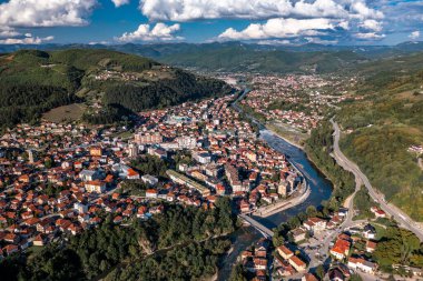 Bijelo Polje 'nin Kuzey Karadağ' daki Lim Nehri üzerindeki Drone Manzarası, Towm Citi Belediyesi