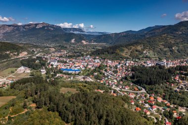 Kuzey Karadağ 'da Tara Nehri üzerindeki Kolasin Panoraması, şehir ve belediye