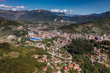 Kuzey Karadağ 'da Tara Nehri üzerindeki Kolasin Panoraması, şehir ve belediye
