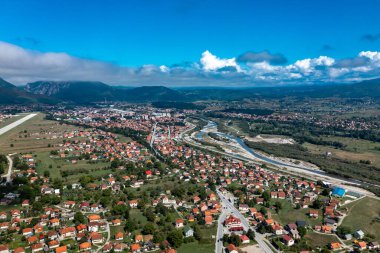 Kuzey Karadağ 'da Lim nehri üzerindeki Berane Panoraması, şehir ve belediye
