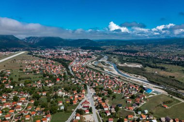 Kuzey Karadağ 'da Lim nehri üzerindeki Berane Panoraması, şehir ve belediye