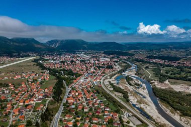 Kuzey Karadağ 'da Lim nehri üzerindeki Berane Panoraması, şehir ve belediye