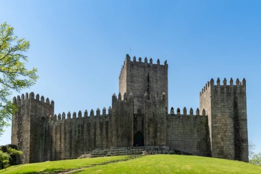 Guimaraes, Portekiz - Nisan 2018 yaklaşık: Castle of Guimaraes Portekiz Kuzey bölgesinde. 13. yüzyılda Fransız etkileri takip sonunda inşa edilmiş.