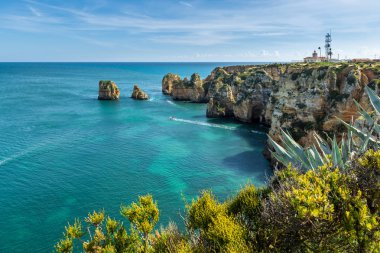 Lagos, Portekiz - Mayıs 2018 yaklaşık: Cliffs görünüm tarafından Atlantik Okyanusu, Lagos, Algarve, Portekiz.