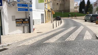 Loule, Portekiz - Mayıs 2018 yaklaşık: Saat Kulesi (Torrre Relogio) eski kasaba Loule Algarve, Portekiz, şehir meclisinde yakınındaki Hyperlapse.
