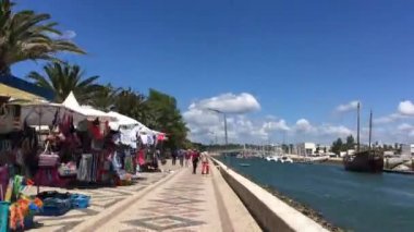 Lagos, Portekiz - Mayıs 2018 yaklaşık: Hyperlapse theavenida dos Descobrimentos ile yürüme, Lagos, Algarve, Portekiz turistler üzerinde,