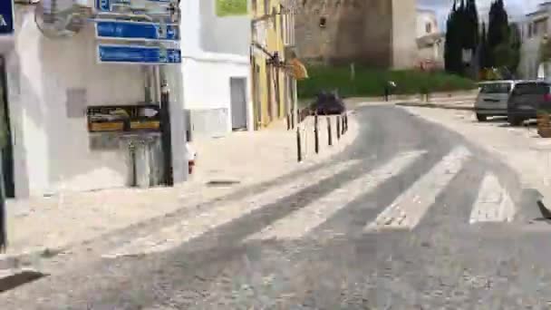 Loule 葡萄牙 2018年5月 Hyperlapse 在钟的塔 Torrre Relogio 在市政委员会附近在 Loule 的老镇在葡萄牙的阿尔加维 — 图库视频影像