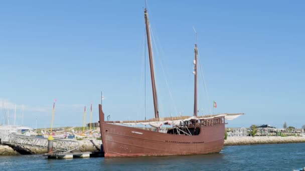 Λάγκος Πορτογαλία Circa Μαΐου 2018 Ξύλινο Ιστιοπλοϊκό Σκάφος Αγκυροβολημένο Μαρίνα — Αρχείο Βίντεο