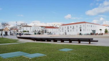 Lagos, Portekiz - Mayıs 2018 yaklaşık: Görünüm giriş Arch ön plan ve ayarı, Lagos, Algarve, Portekiz zevk turistlerin palmiye ağaçları ile valilerin kale (Castelo dos Governadores),