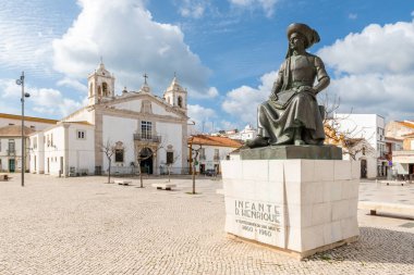 Lagos, Portekiz - Mayıs 2018 yaklaşık: Heykel, Infante Dom Henrique (Prens Henry) kare kasaba binalar arka, Lagos, Algarve, Portekiz için şehirdeki.