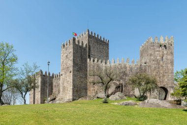 Guimaraes, Portekiz - Nisan 2018 yaklaşık: Castle of Guimaraes Portekiz Kuzey bölgesinde. 13. yüzyılda Fransız etkileri takip sonunda inşa edilmiş.