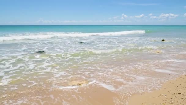 Ondas Oceânicas Azuis Suaves Batendo Praia Arenosa — Vídeo de Stock