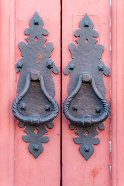 Vintage Metalik Kapı Kolları Ahşap Kırmızı Üzerine Siyah Boyalı Ahşap — Stok fotoğraf