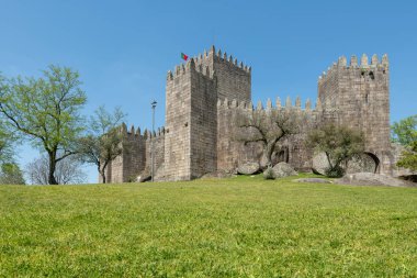Guimaraes, Portekiz - Nisan 2018 yaklaşık: Castle of Guimaraes Portekiz Kuzey bölgesinde. 13. yüzyılda Fransız etkileri takip sonunda inşa edilmiş.