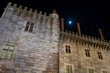 Guimaraes, Portekiz - Nisan 2018 yaklaşık: Gece görünümü Duques Braganca, Guimaraes, Portekiz Sarayı