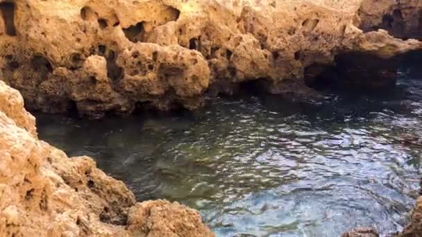 Letní Atlantského Oceánu Skalnaté Pobřeží Poblíž Města Carvoeiro Lagoa Algarve — Stock video