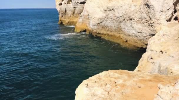 Nyári Atlanti Óceán Sziklás Tengerpart Közelében Carvoeiro Város Lagoa Algarve — Stock videók