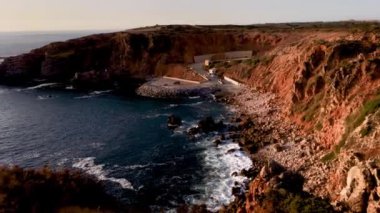 Carrapateira'nın balıkçı limanı, günbatımı, bölge Aljezur, Algarve Portekiz