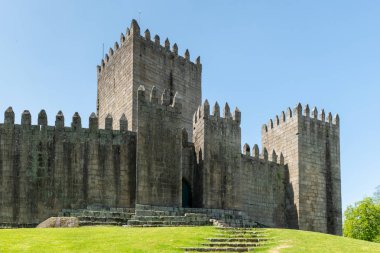 Guimaraes, Portekiz - Nisan 2018 yaklaşık: Castle of Guimaraes Portekiz Kuzey bölgesinde. 13. yüzyılda Fransız etkileri takip sonunda inşa edilmiş.