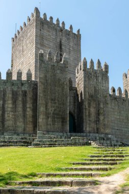 Guimaraes, Portekiz - Nisan 2018 yaklaşık: Castle of Guimaraes Portekiz Kuzey bölgesinde. 13. yüzyılda Fransız etkileri takip sonunda inşa edilmiş.