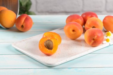 Lezzetli olgun kayısı meyve ahşap arka plan üzerinde kapat.