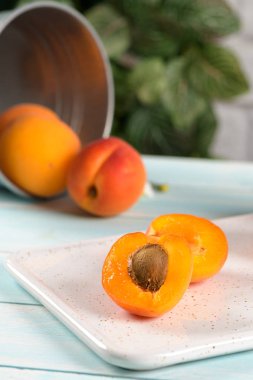 Lezzetli olgun kayısı meyve ahşap arka plan üzerinde kapat.