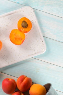 Lezzetli olgun kayısı meyve ahşap arka plan üzerinde kapat.