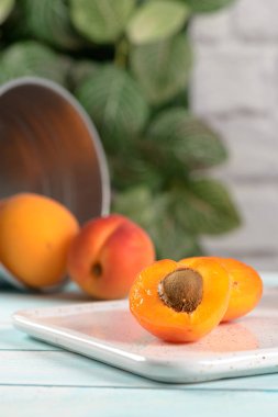 Lezzetli olgun kayısı meyve ahşap arka plan üzerinde kapat.