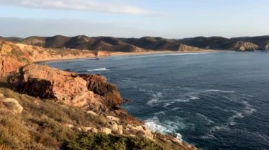 Ahşap geçit günbatımı görünümünden Carrapateira, ilçe Aljezur, Algarve Portekiz