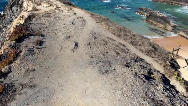プライアに岩のビーチか Cavaleiro ポルトガルのアレンテージョ地方の騎士ビーチ — ストック動画