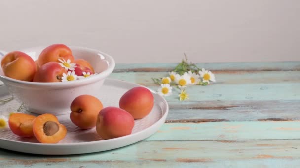 Heerlijke Rijpe Abrikozen Fruit Houten Achtergrond Close — Stockvideo