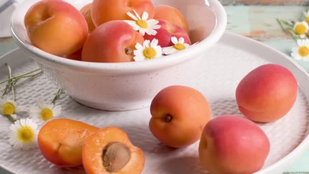 Deliziose Albicocche Mature Frutta Sfondo Legno Vicino — Video Stock
