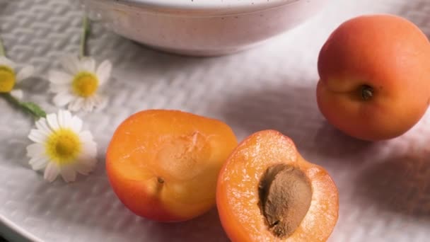 Deliciosa Fruta Albaricoques Maduros Sobre Fondo Madera Cerca — Vídeos de Stock