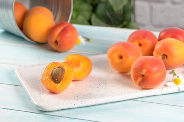 Lezzetli olgun kayısı meyve ahşap arka plan üzerinde kapat.