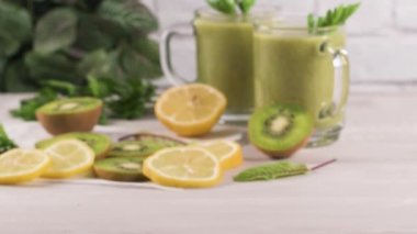 Gözlük yeşil sebze güler yüzlü. Yeşil sebze güler yüzlü ve malzemeler: kivi, limon ve otlar.